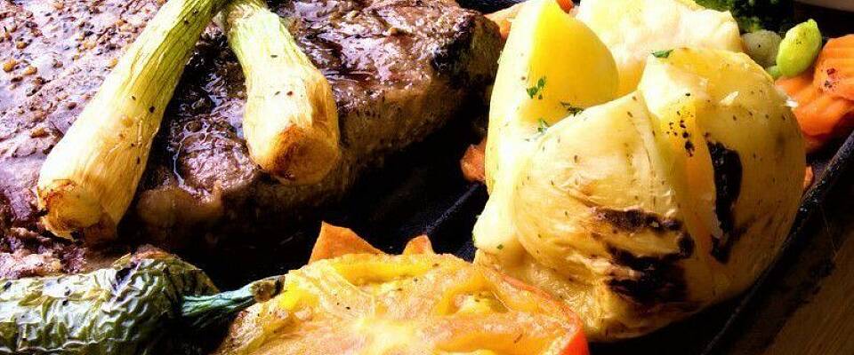 Det er ikke så mye som er bedre fra grillen enn T-ben stek med bakte poteter