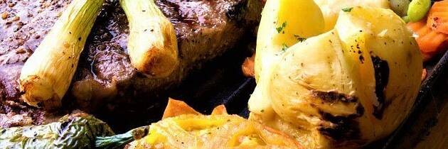 Det er ikke så mye som er bedre fra grillen enn T-ben stek med bakte poteter