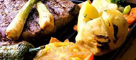 Det er ikke så mye som er bedre fra grillen enn T-ben stek med bakte poteter
