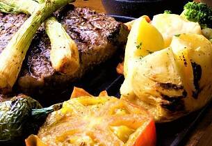 Det er ikke så mye som er bedre fra grillen enn T-ben stek med bakte poteter