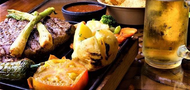 T-ben stek med bakte poteter T-bone steak with baked potatoes), USA