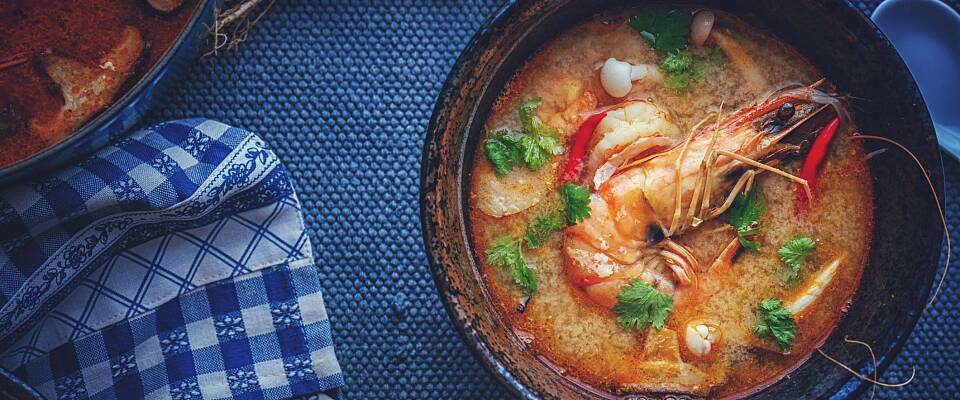 Drøm deg bort til sommervarmen med denne smaksrike thaisuppen