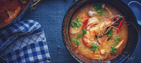 Drøm deg bort til sommervarmen med denne smaksrike thaisuppen