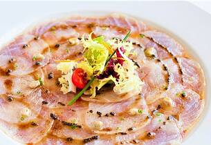 Råmarinert kveitefilet med tapenadedressing og parmesan er den perfekte middagsløsningen når det er sommer og varmt