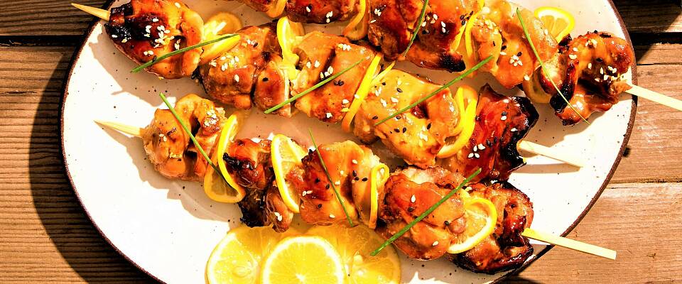 Prøv japanske Yakitori-spyd med kylling på grillen