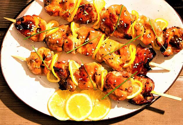 Prøv japanske Yakitori-spyd med kylling på grillen