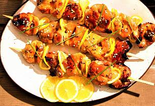 Prøv japanske Yakitori-spyd med kylling på grillen