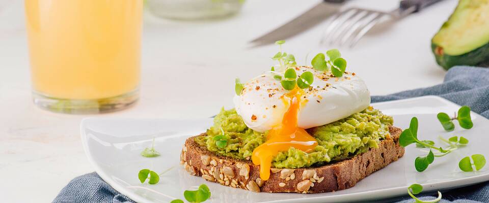 Hele verdens brunsjfavoritt avokadotoast er også ypperlig middagsmat, her med med posjert egg