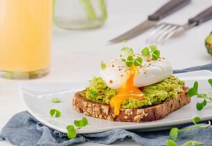 Hele verdens brunsjfavoritt avokadotoast er også ypperlig middagsmat, her med med posjert egg
