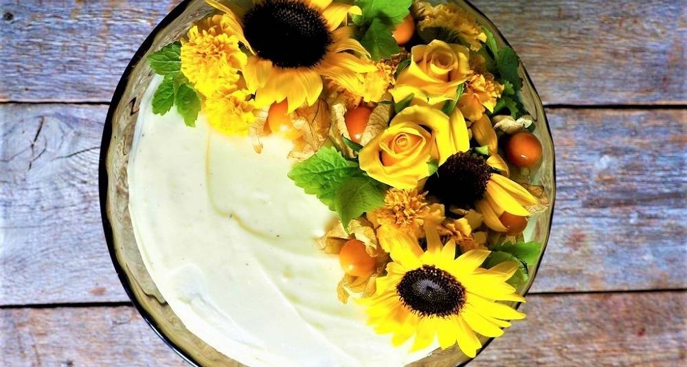 Med sommerens saftige gulrøtter og lekre blomster blir denne kaken uimotståelig