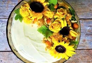 Med sommerens saftige gulrøtter og lekre blomster blir denne kaken uimotståelig