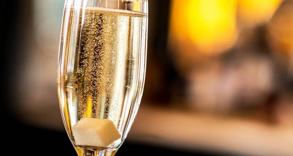 Det er slik du mikser en helt spesiell champagnecocktail