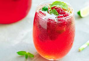 Slik lager du Bonnie Fizz - en forfriskende drink med gin og bringebær