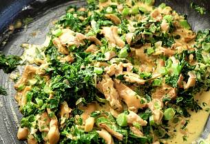 Du trenger egentlig bare sopp, løk, fløte og sennep. Resten finner du i kjøleskapet