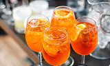 Dette er smaken av sommer for mange. Her finner du aperol spritz og mange andre leskende drinker