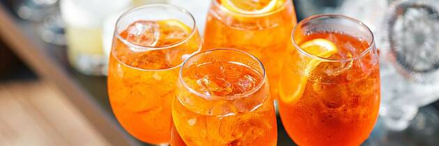 Dette er smaken av sommer for mange. Her finner du aperol spritz og mange andre leskende drinker