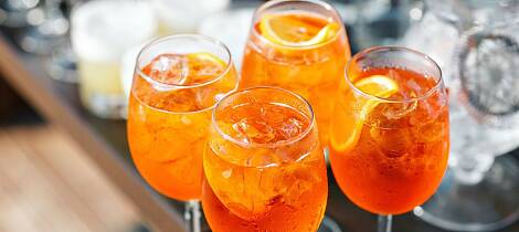 Dette er smaken av sommer for mange. Her finner du aperol spritz og mange andre leskende drinker