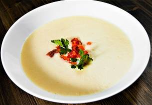 Fyldig blomkålsuppe med røykt laks og pesto rosso