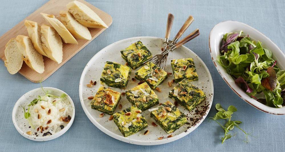 En italiensk omelett med spinat og parmesan er perfekt sommermat