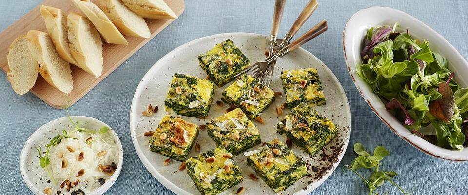 En italiensk omelett med spinat og parmesan er perfekt sommermat