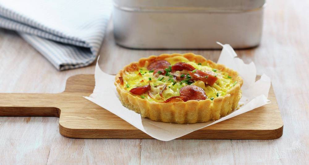 Quiche med pølse og cheddar