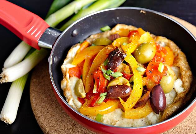 Less på med gode ingredienser på omeletten og du får en god start på uka
