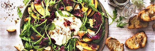 Salat med burrata og fersken er en fest både for øyet og ganen