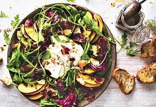 Salat med burrata og fersken er en fest både for øyet og ganen
