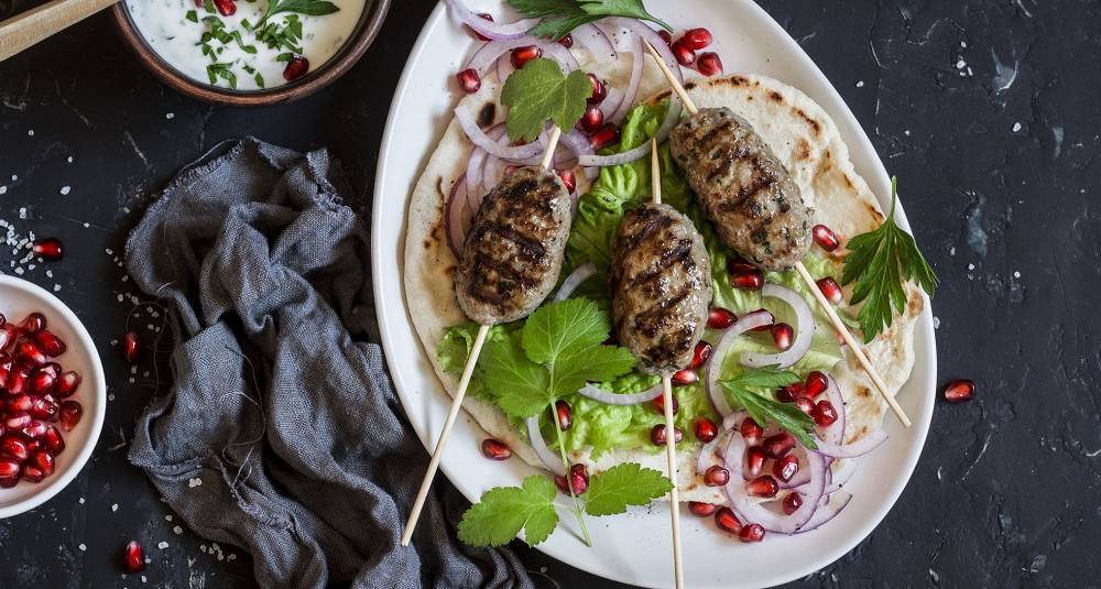 Şiş köfte - tyrkisk lammekebab med granateple-tzatziki