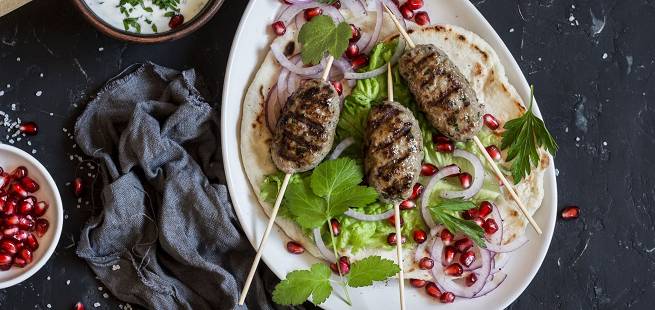 Şiş köfte - tyrkisk lammekebab med granateple-tzatziki