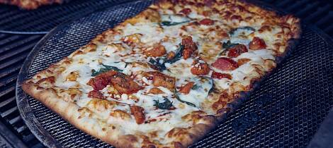 Pizza smaker aller best på grillen