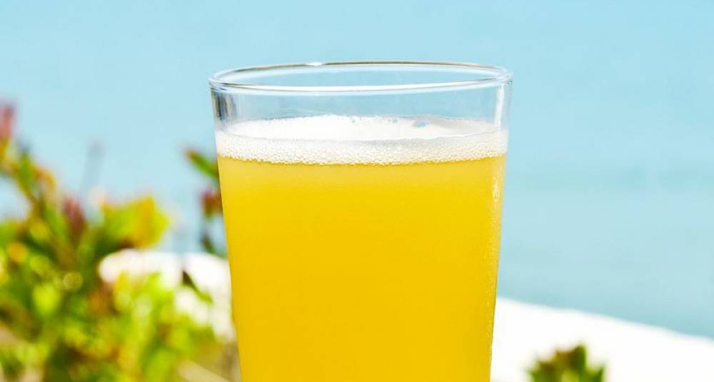 Sitronsmaken på ølet kan du tilsette selv - med hjemmelaget limonade blir øldrinken perfekt