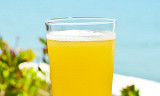 Sitronsmaken på ølet kan du tilsette selv - med hjemmelaget limonade blir øldrinken perfekt