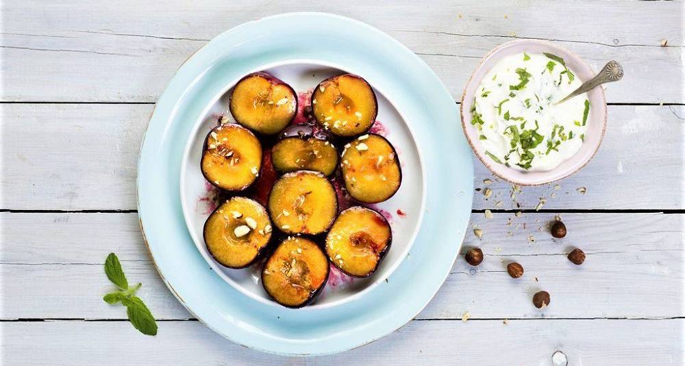 Bakte plommer med mynteyoghurt