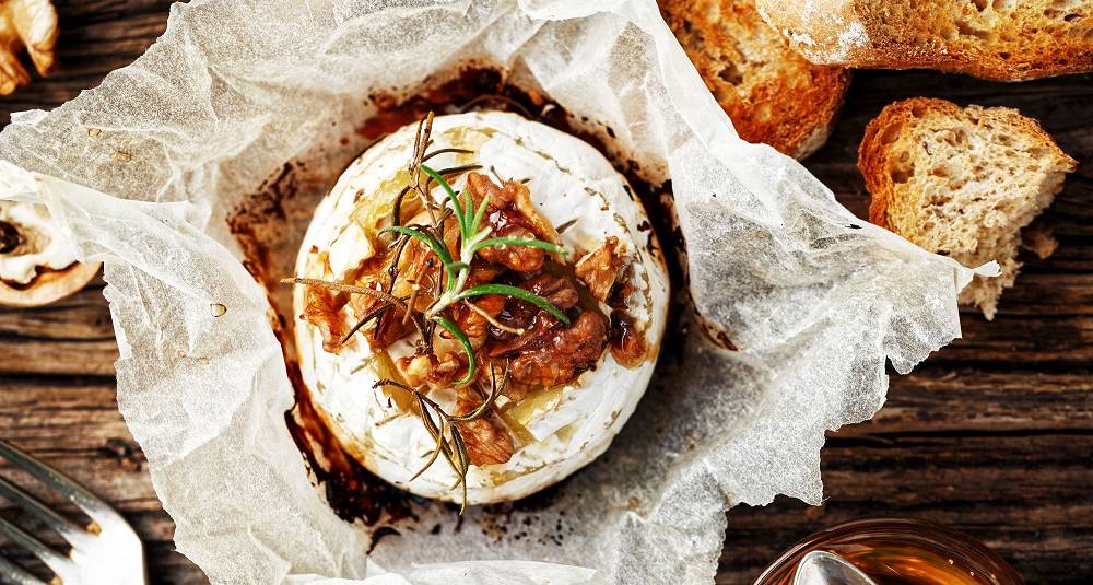 Bakt camembert med honning og valnøtter