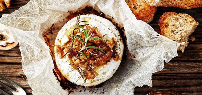 Bakt camembert med honning og valnøtter