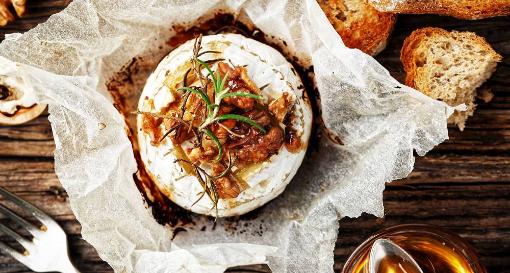 Bakt camembert er kosemat som skal nytes med senkede skuldre og fulle glass