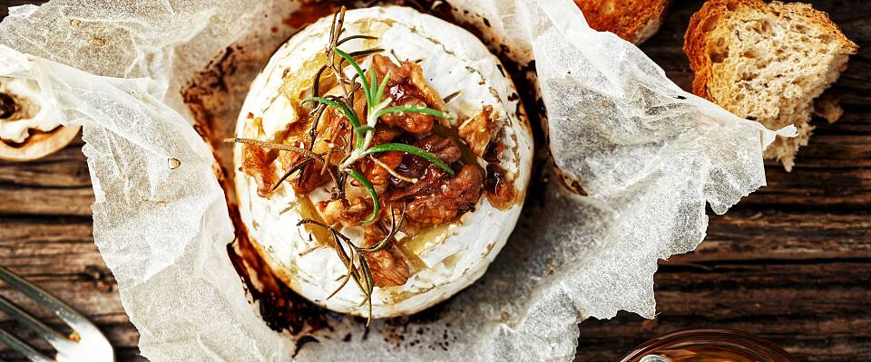 Bakt camembert er kosemat som skal nytes med senkede skuldre og fulle glass