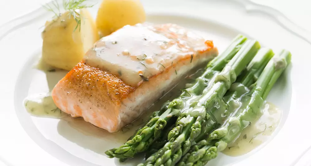 Grillet laks med asparges og sennepsmousseline