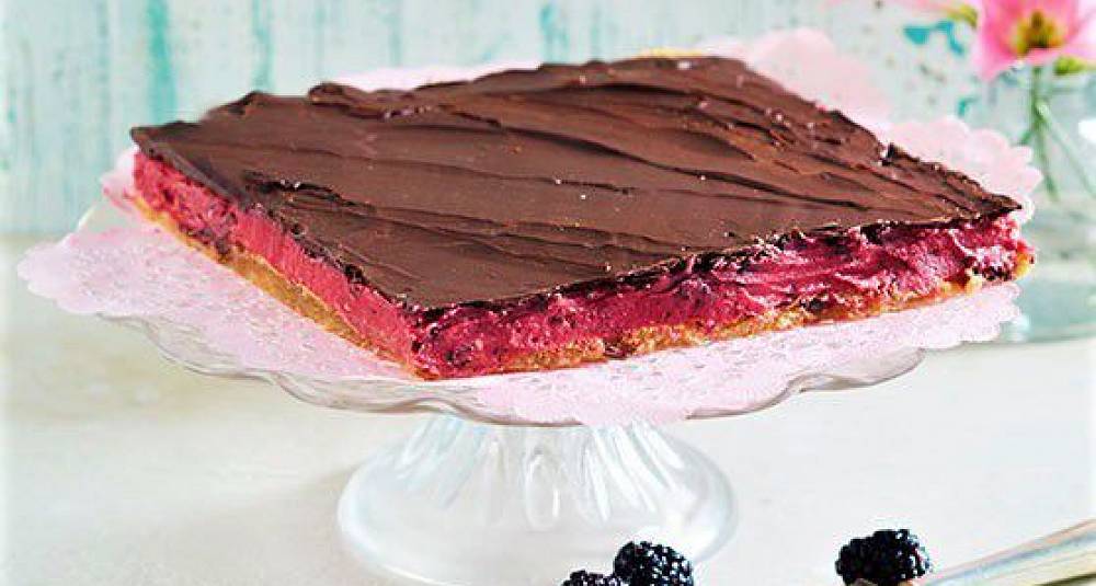 Sensommerlig kake med bjørnebærkrem og sjokolade