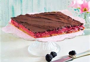 Sensommerlig kake med bjørnebærkrem og sjokolade