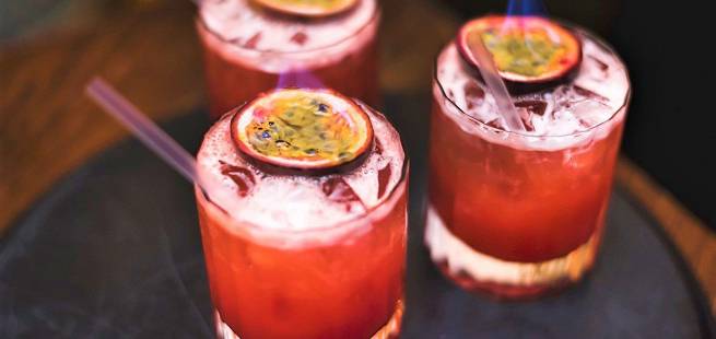 Knickerbocker Cocktail med flambert pasjonsfrukt drinkoppskrift
