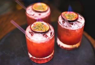 Knickerbocker Cocktail med flambert pasjonsfrukt