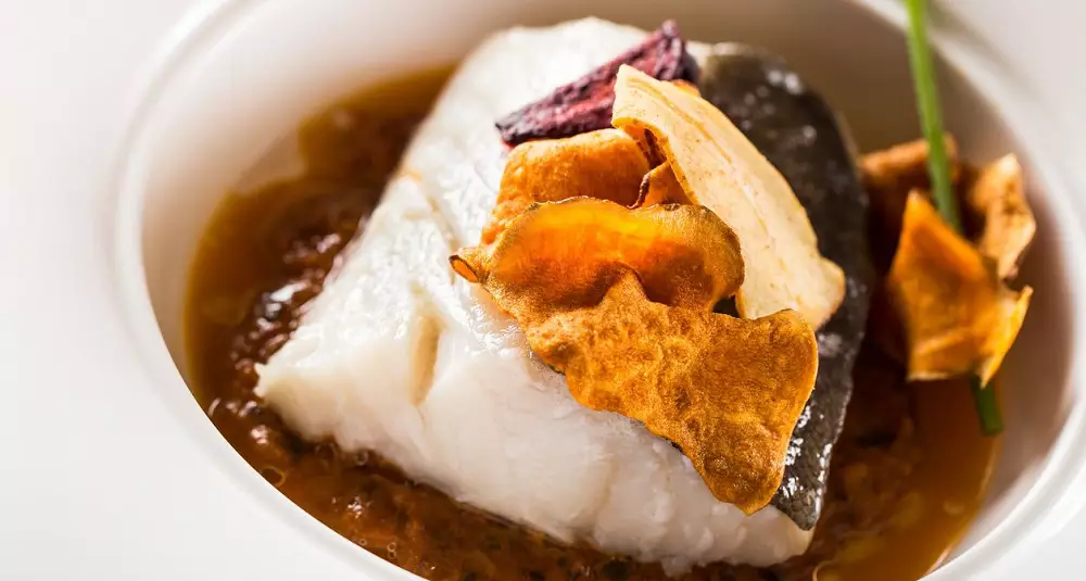 Dampet kveite med ratatouille og tomatbuljong