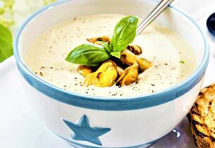 Denne jordskokksuppen får ekstra smak og kraft fra blåskjellene