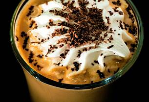 Djevelsk god varm sjokolade- og romdrink