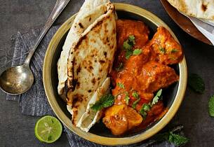 Butter chicken er kanskje en av Indias mest kjente matretter. Slik lager du den magiske retten hjemme