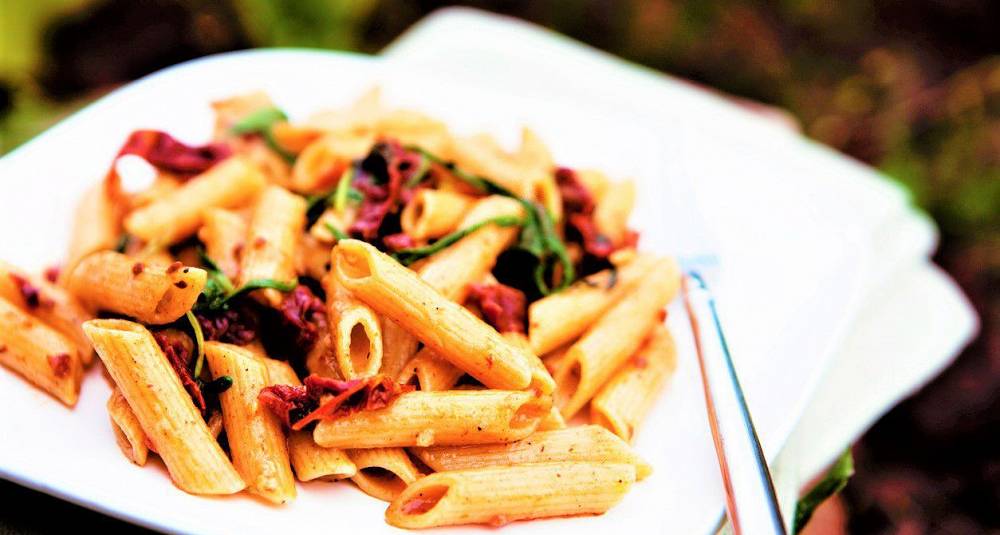 Helkorn penne pasta med soltørket tomat og spinat