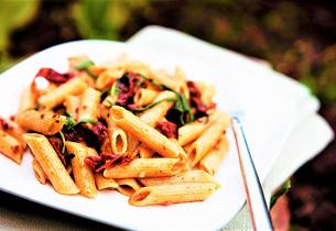 Helkorn penne pasta med soltørket tomat og spinat