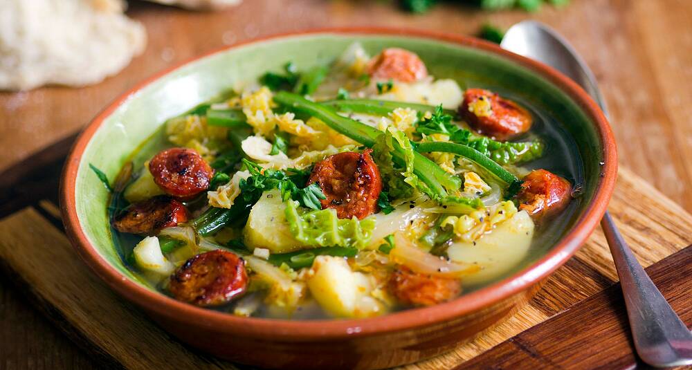 Portugisisk kålsuppe med chorizo, potet og bønner